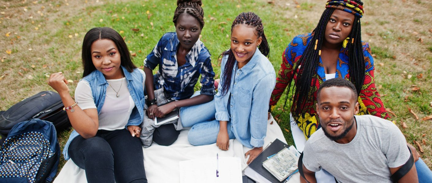 etudiants-assis-sur-herbe etudiants-assis-sur-herbe
